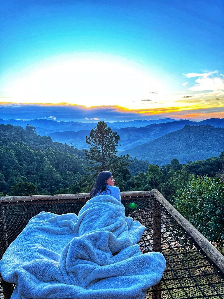 Chalé europeu com vista infinita e cinema em C. do Jordão