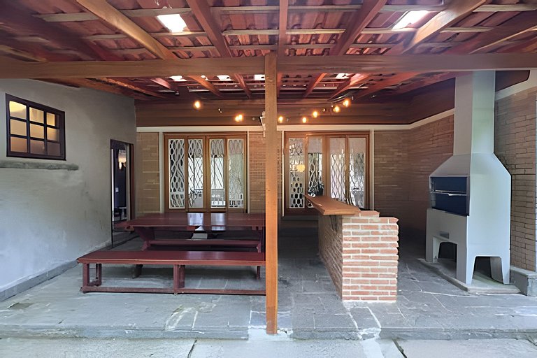 Casa com  jacuzzi e lareira interna  HM17