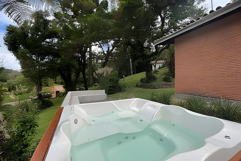 Casa com  jacuzzi e lareira interna  HM17