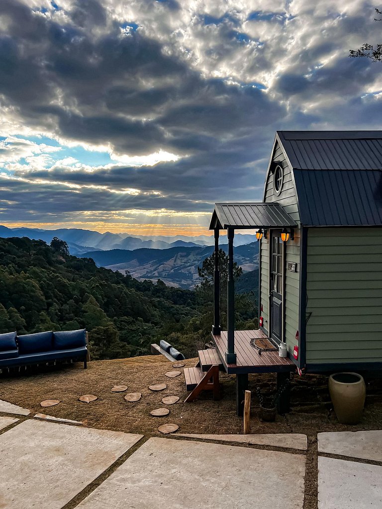 Chalé europeu com vista infinita e cinema em C. do Jordão