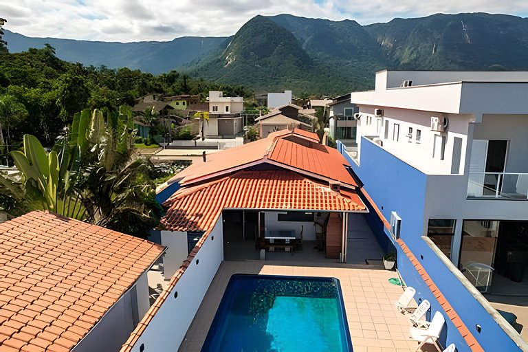 Casa com Piscina em Condomínio Fechado HM176