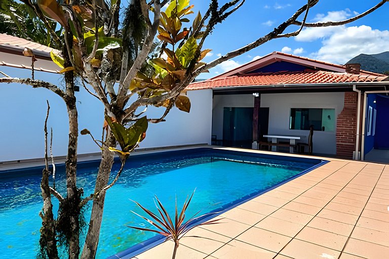 Casa com Piscina em Condomínio Fechado HM176