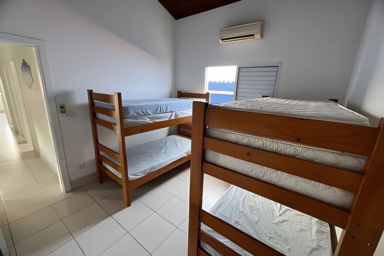 Casa com Piscina em Condomínio Fechado HM176
