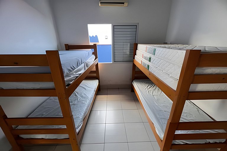 Casa com Piscina em Condomínio Fechado HM176