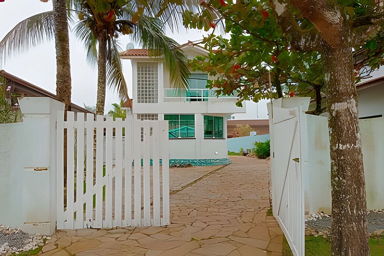 Casa em condomínio com piscina em Bertioga HM178