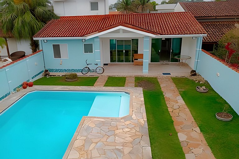 Casa em condomínio com piscina em Bertioga HM178