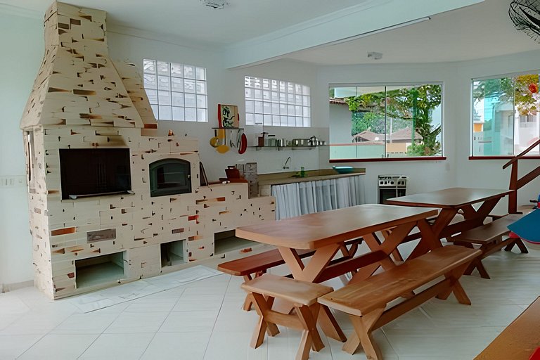 Casa em condomínio com piscina em Bertioga HM178