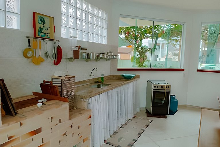 Casa em condomínio com piscina em Bertioga HM178