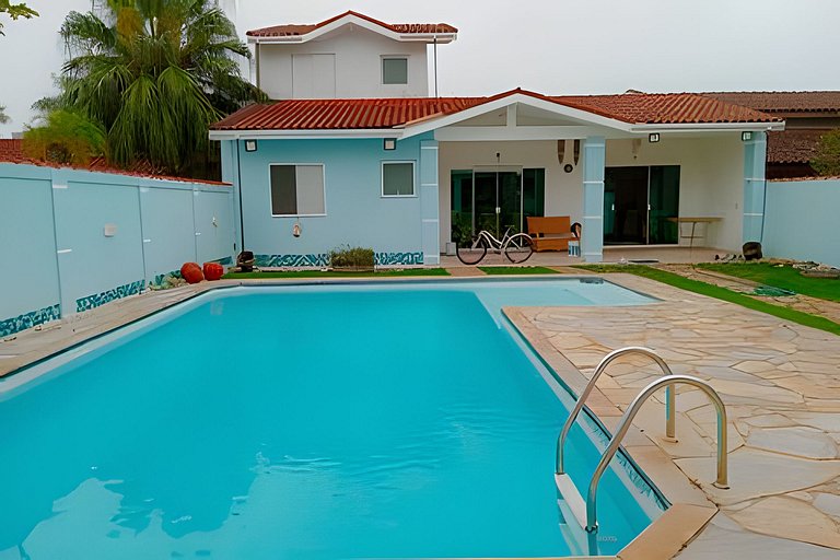 Casa em condomínio com piscina em Bertioga HM178