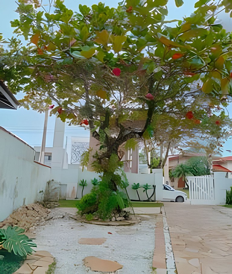 Casa em condomínio com piscina em Bertioga HM178