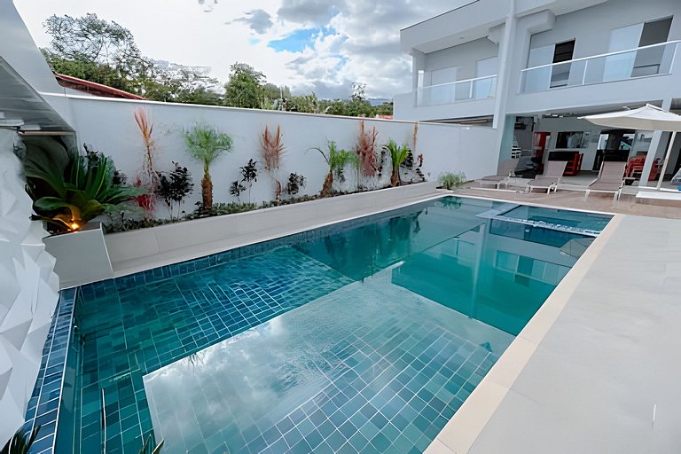 Casa em cond. c/ 4 suítes e piscina aquecida HM177