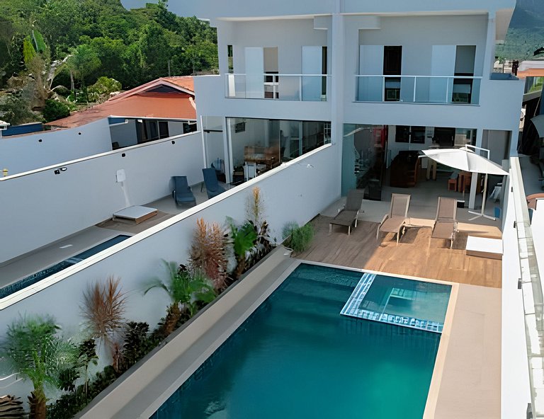 Casa em cond. c/ 4 suítes e piscina aquecida HM177