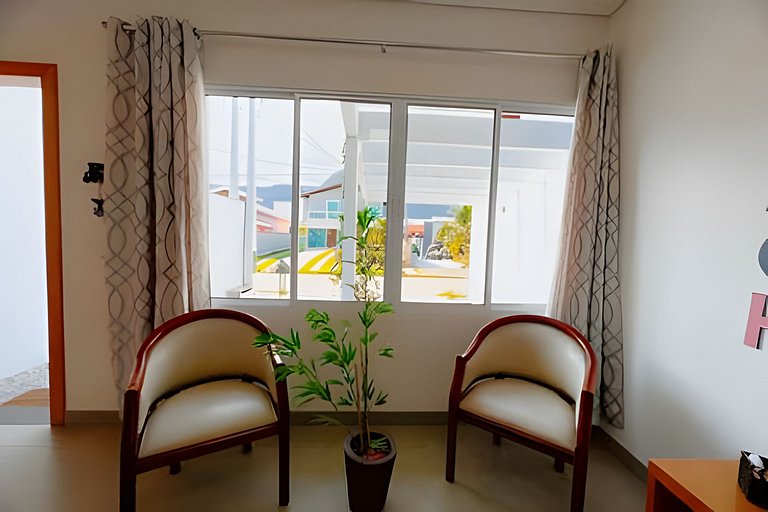 Casa em cond. c/ 4 suítes e piscina aquecida HM177
