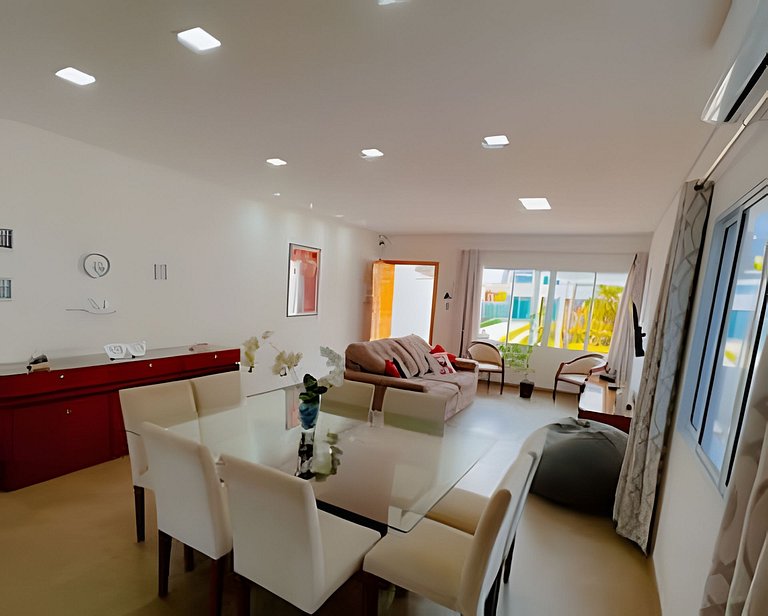 Casa em cond. c/ 4 suítes e piscina aquecida HM177