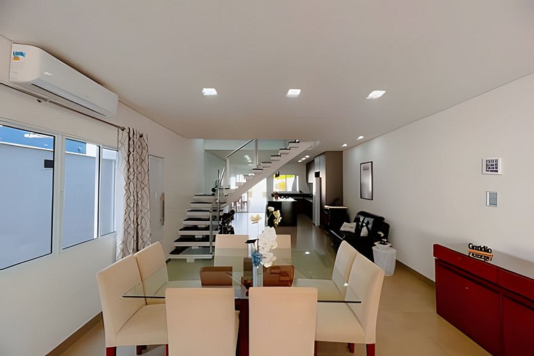Casa em cond. c/ 4 suítes e piscina aquecida HM177
