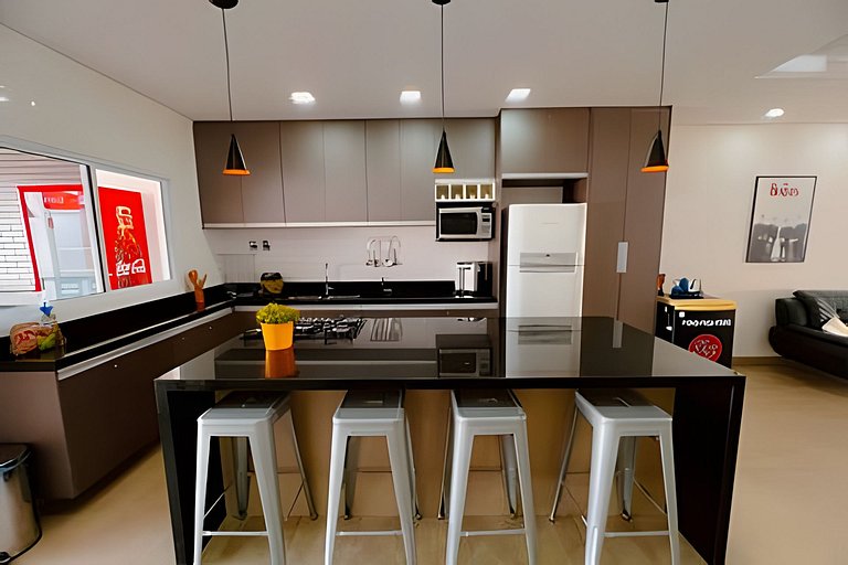 Casa em cond. c/ 4 suítes e piscina aquecida HM177