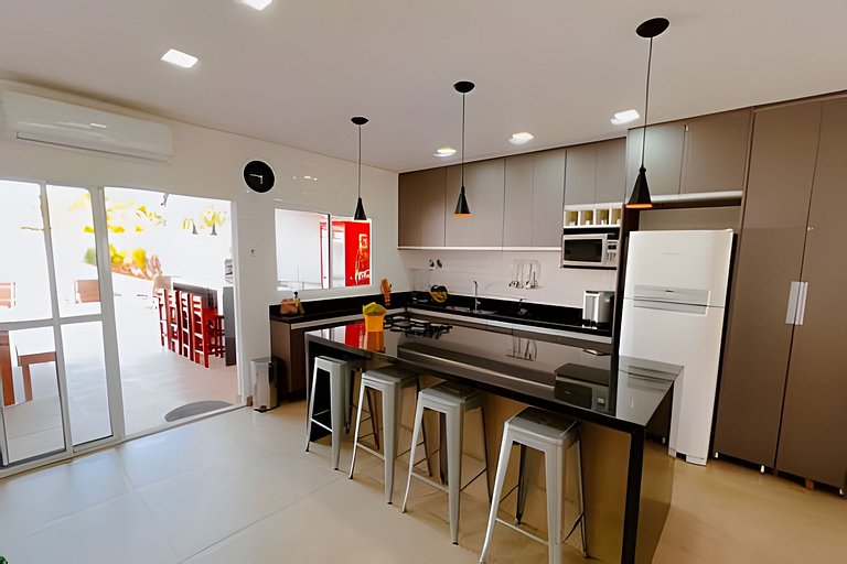 Casa em cond. c/ 4 suítes e piscina aquecida HM177