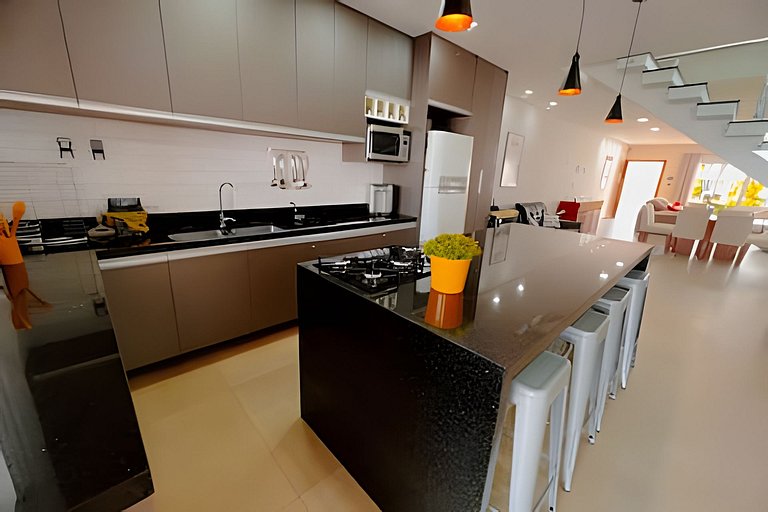 Casa em cond. c/ 4 suítes e piscina aquecida HM177