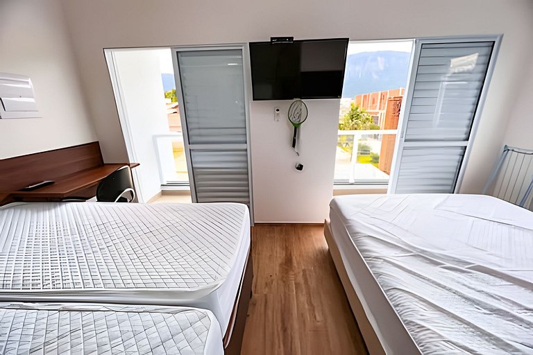 Casa em cond. c/ 4 suítes e piscina aquecida HM177