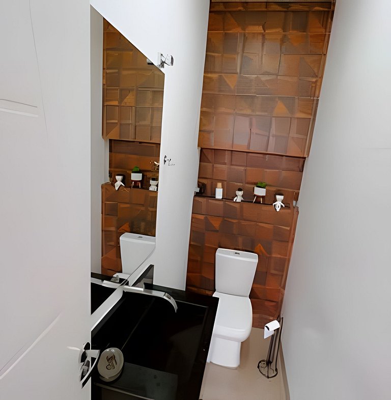 Casa em cond. c/ 4 suítes e piscina aquecida HM177