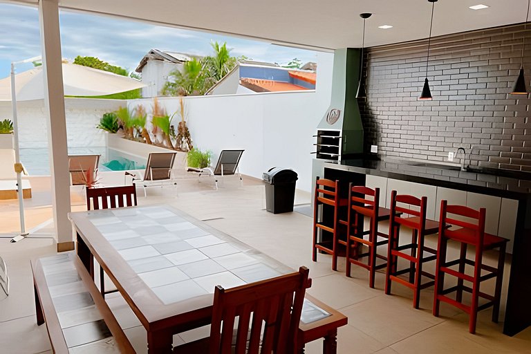 Casa em cond. c/ 4 suítes e piscina aquecida HM177