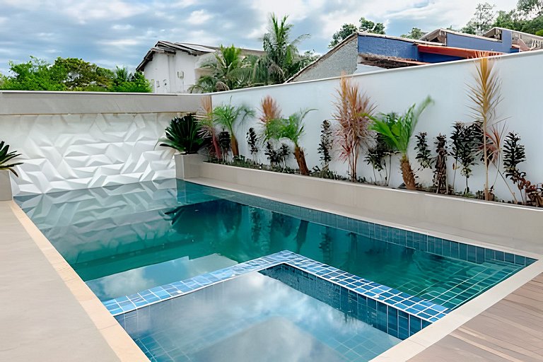 Casa em cond. c/ 4 suítes e piscina aquecida HM177