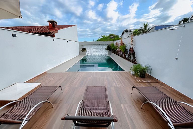 Casa em cond. c/ 4 suítes e piscina aquecida HM177
