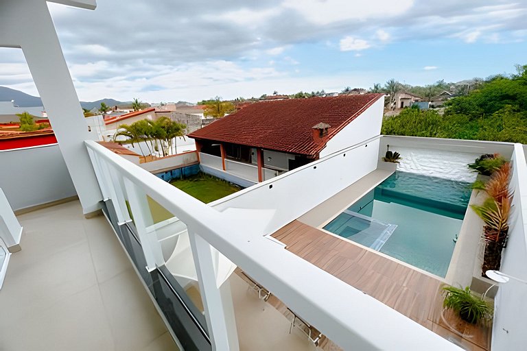 Casa em cond. c/ 4 suítes e piscina aquecida HM177