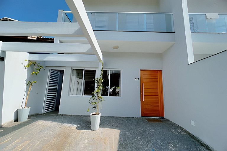 Casa em cond. c/ 4 suítes e piscina aquecida HM177