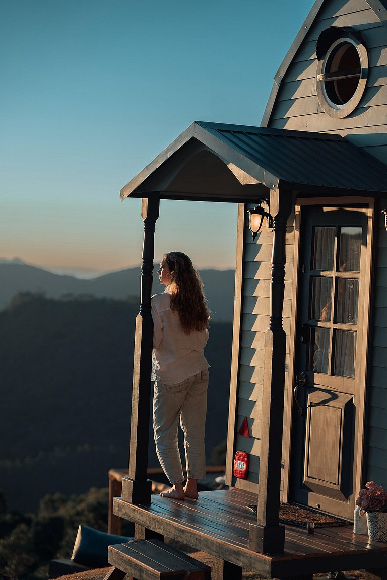 Chalé europeu com vista infinita e cinema em C. do Jordão