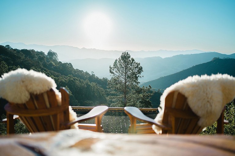 Chalé europeu com vista infinita e cinema em C. do Jordão