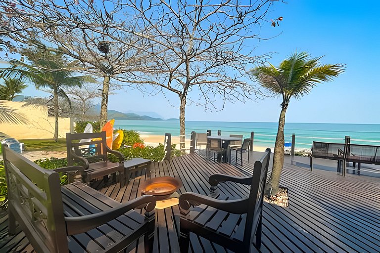 Pé na areia em Maresias: casa em condomínio – HM53