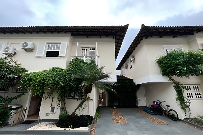 Pé na areia em Maresias: casa em condomínio – HM53