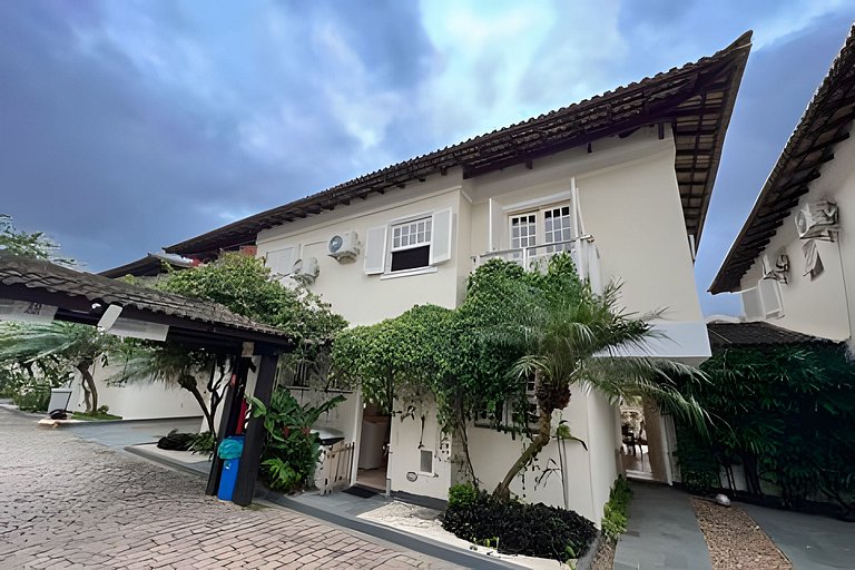 Pé na areia em Maresias: casa em condomínio – HM53