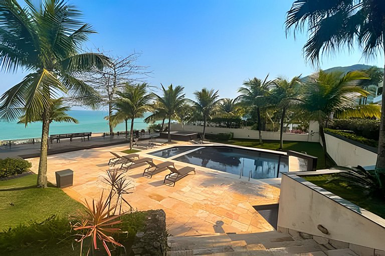 Pé na areia em Maresias: casa em condomínio – HM53