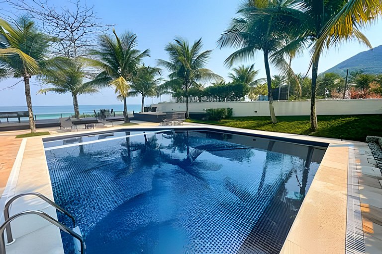 Pé na areia em Maresias: casa em condomínio – HM53