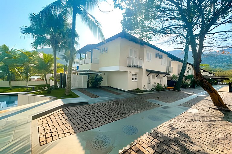 Pé na areia em Maresias: casa em condomínio – HM53